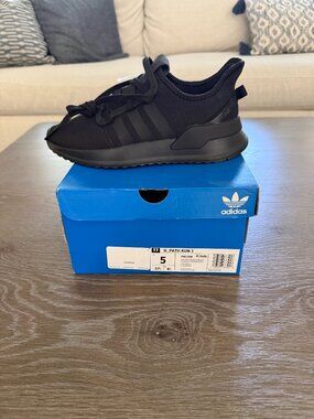 NEW IN BOX Unisex Kids Adidas Originals black U Path Run J sneakers shoes size 5